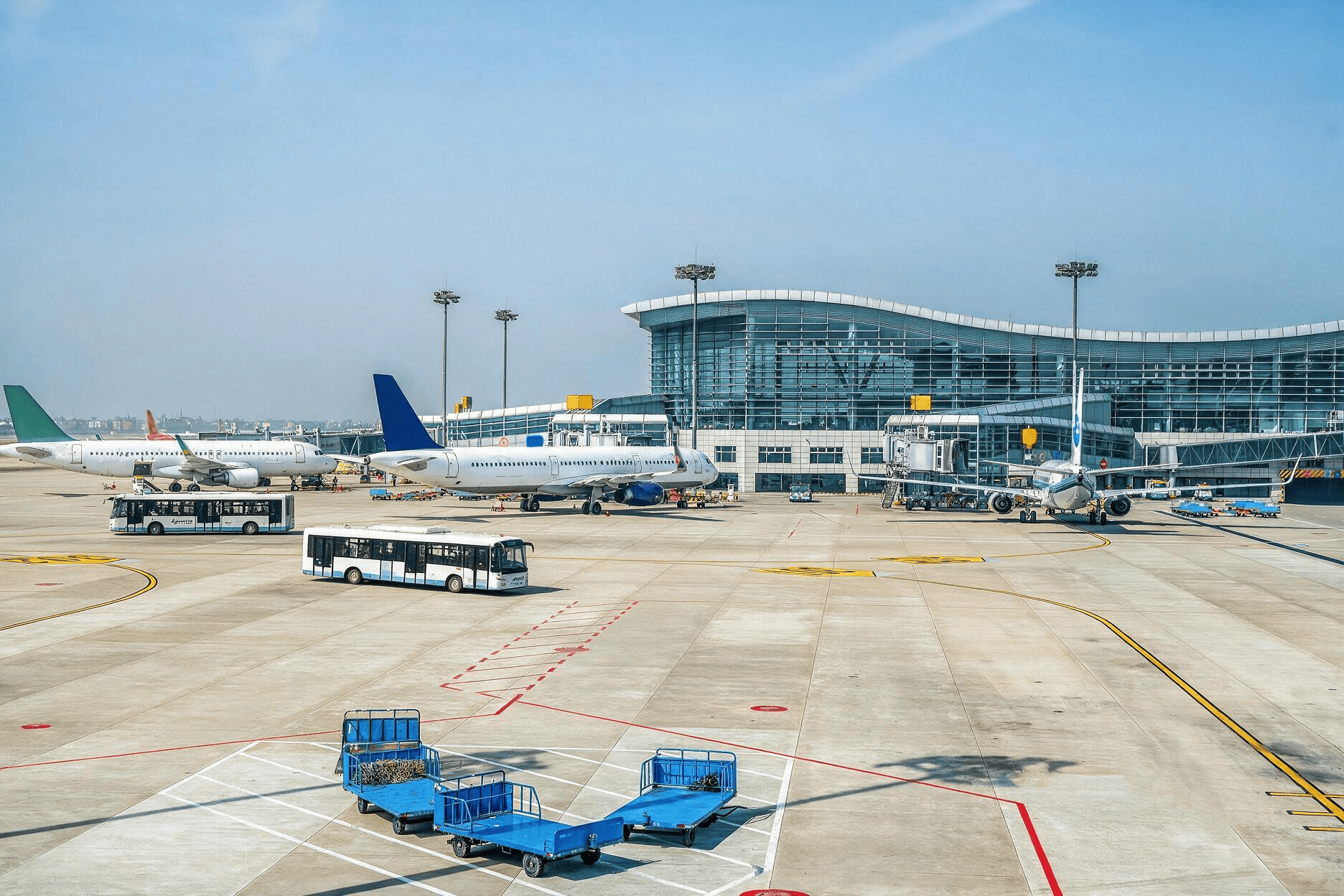 Aircraft, buses and ground equipment operating outside an airport terminal.